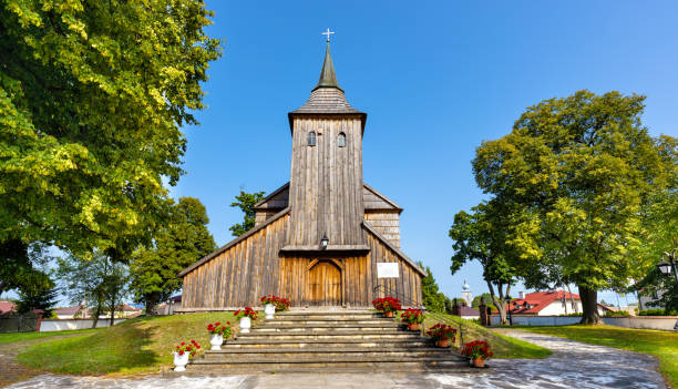 xvii-wieczny drewniany kościół przemienienia pańskiego we wsi cmolas na podkarpaciu - cmolas zdjęcia i obrazy z banku zdjęć