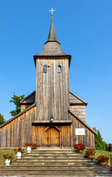 xvii-wieczny drewniany kościół przemienienia pańskiego we wsi cmolas na podkarpaciu - cmolas zdjęcia i obrazy z banku zdjęć