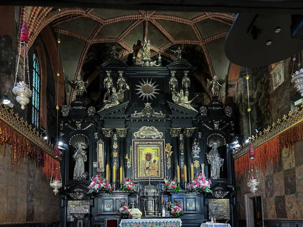chapelle et merveilleuse image de la vierge noire de czestochowa. - monastère de jasna góra photos et images de collection