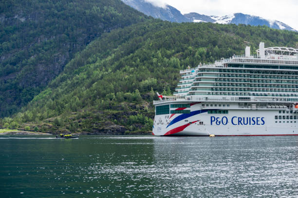 envejece bajo la lluvia - p and o cruises fotografías e imágenes de stock