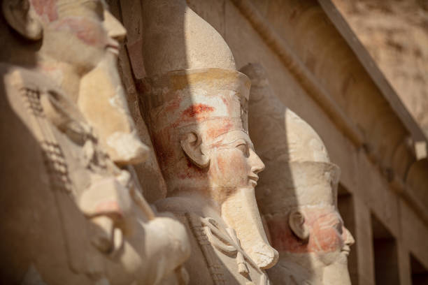 blick auf den tempel der hatschepsut. totentempel des pharaos der hatschepsut-dynastie. jeser-jeseru ist ein meisterwerk der altägyptischen architektur. statuen von altägyptischen pharaonen und göttern. - egyptian dynasty stock-fotos und bilder