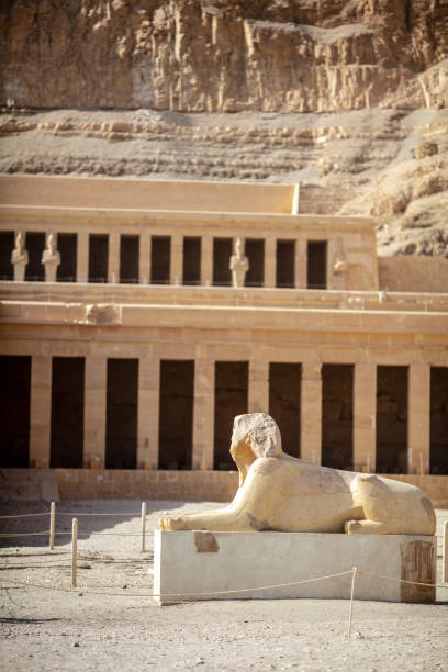 vista do templo de hatshepsut. templo mortuário do faraó da dinastia hatshepsut. jeser-jeseru é uma obra-prima da arquitetura egípcia antiga. - egyptian dynasty - fotografias e filmes do acervo