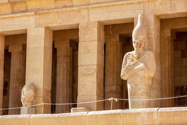 vista do templo de hatshepsut. templo mortuário do faraó da dinastia hatshepsut. jeser-jeseru é uma obra-prima da arquitetura egípcia antiga. estátuas de antigos faraós egípcios e deuses. - egyptian dynasty - fotografias e filmes do acervo