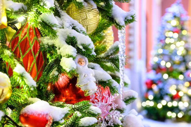weihnachtsspielzeug im schnee am baum. - star shape illuminated christmas christmas market stock-fotos und bilder