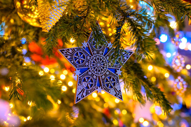 weihnachtsspielzeug im schnee am baum. - star shape illuminated christmas christmas market stock-fotos und bilder