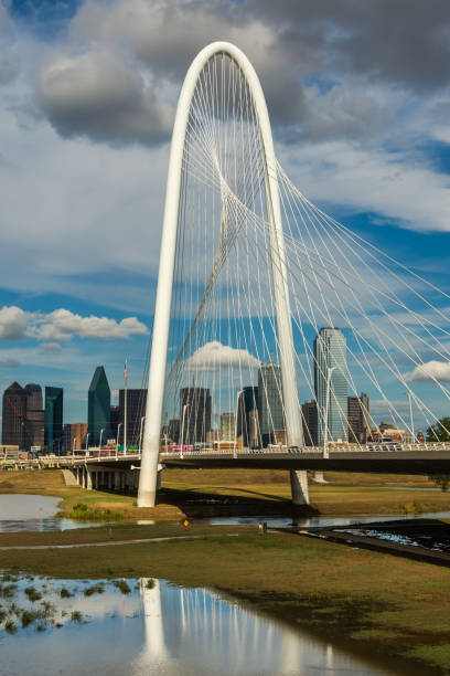 istock Margret Hunt Hill Bridge and the Dallas Skyline 1424731880