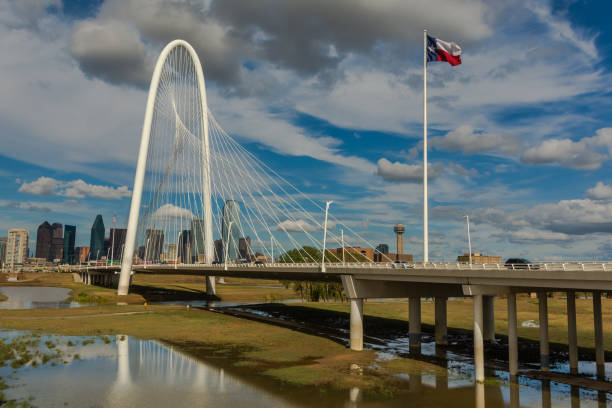 istock Margret Hunt Hill Bridge and the Dallas Skyline 1424731902