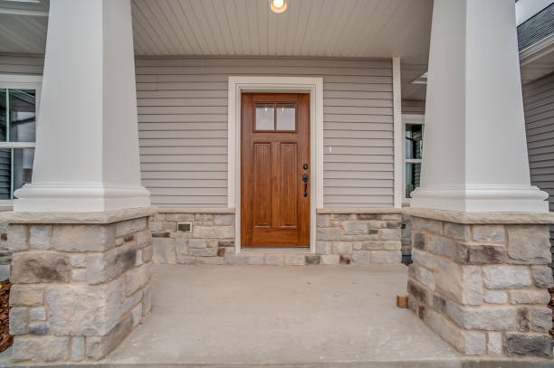 istock Wood front door with concrete front porch 1424732105