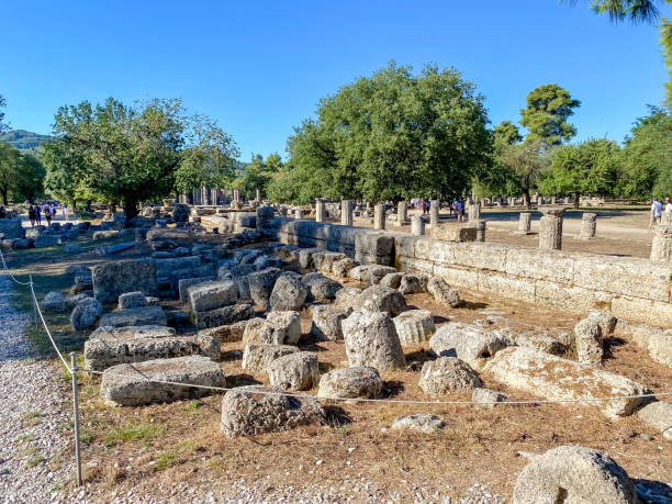 visiteurs admirant les paysages et les reliques antiques sur le site des jeux olympiques originaux à olympie, en grèce - olympic torch photos et images de collection