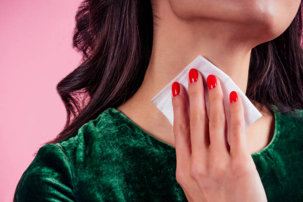 partie du corps d’une jeune femme dans un studio rose. fille utilisant des lingettes humides la main de sueur en appliquant du désinfectant pour les mains sur un fond rose dans le studio - baby beauty beautiful the human body photos et images de collection