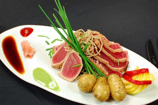 thunfischsalat japanischer traditioneller salat, gebratener ahi-thunfisch überzogener sesamsam, - tuna prepared ahi tuna steak seared stock-fotos und bilder