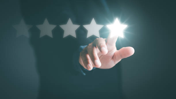Businessman pointed out the five-star review rating, satisfaction rating,customer services best excellent business rating experience,positive feedback, excellent star achievement evaluation el empresario señaló la calificación de revisión de cinco estrellas, la calificación de satisfacción, la mejor experiencia de calificación comercial excelente de los servicios al cliente, los comentarios positivos, la excelente evaluación del logro