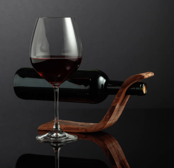 黒の反射性の背景に赤ワイン。 - wine wine rack winery black ストックフォトと画像