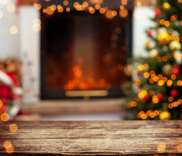 빈 나무 탁상이있는 크리스마스 인테리어 배경. 공간 복사 - christmas tree christmas fireplace christmas lights 뉴스 사진 이미지