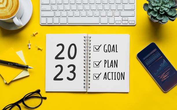 2023 년 새해 목표, 계획, 메모장 및 사무실 액세서리에 텍스트가있는 행동 개념. 경영, 성공에 영감 - 계획 뉴스 사진 이미지