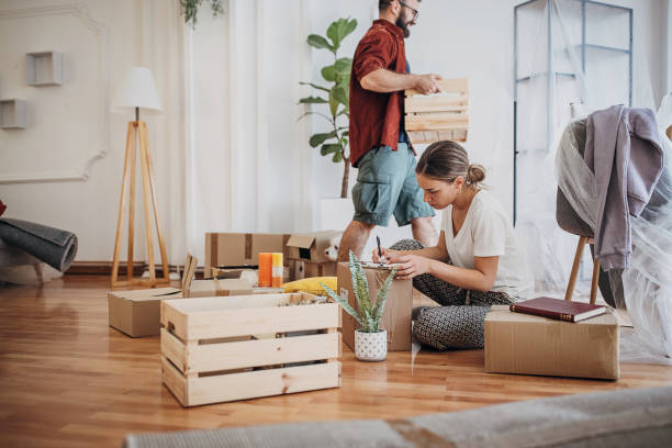istock Couple unpacking in new apartment 1424809327