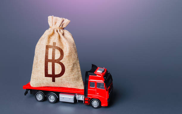 lkw mit einer thailändischen baht-geldtasche. hohes supereinkommen. darlehen oder kaution. finanzielle beihilfen, investitionen und subventionen. kompensation. zahlung von steuern. schuld. bargeldeintreibung. geldtransfers und transaktionen. - reparationen kompensation stock-fotos und bilder