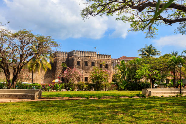 old fort, auch bekannt als arab fort, ist eine festung in stone town in sansibar, tansania. - zanzibar stock-fotos und bilder