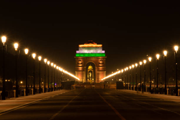 najczęściej odwiedzane bramy indii w rajpath lub kartavya ścieżka odnowiony projekt central vista avenue w nocy oświetlony indyjskimi trójkolorowymi kolorowymi światłami led - new delhi horizontal photography color image zdjęcia i obrazy z banku zdjęć