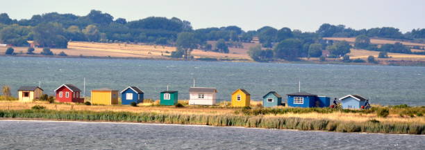 strandhäuser auf der insel ærø, dänemark - denmark house flag danish flag stock-fotos und bilder