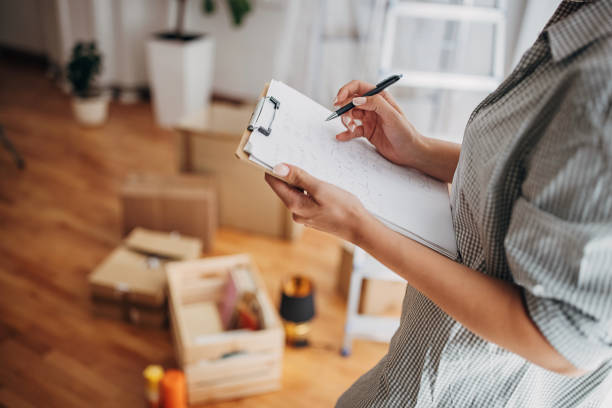 người phụ nữ viết trong danh sách kiểm tra - làm lộn xộn bức ảnh hình ảnh sẵn có, bức ảnh & hình ảnh trả phí bản quyền một lần