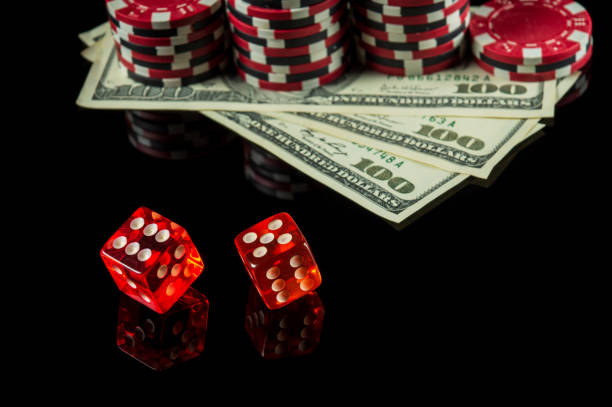 dados con una combinación ganadora máxima de doce en póquer sobre mesa negra y fichas en el fondo - gambling fotografías e imágenes de stock