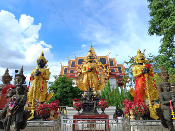 gruppo thao wessuwan al tempio di chulamanee sullo sfondo della chiesa e del cielo. provincia di samut songkhram. luoghi d'interesse thailandia - wat thailand demon tourism foto e immagini stock