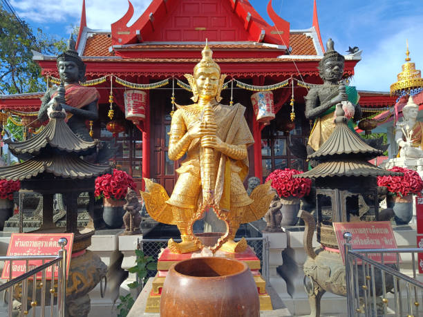 vista frontale thao wessuwan al tempio di chulamanee sullo sfondo della chiesa e del cielo. provincia di samut songkhram. luoghi d'interesse thailandia - wat thailand demon tourism foto e immagini stock