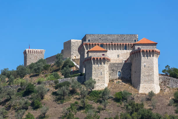 포르투갈에서 가장 아름다운 성 중 하나 인 ourém 마을 꼭대기에 위치한 ourém 중세 성, 궁전 및 요새의 요새 및 거점 전망 - stronghold 뉴스 사진 이미지