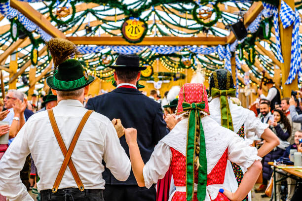 bayerische trachtentänzer im bierzelt - german culture oktoberfest dancing lederhosen stock-fotos und bilder