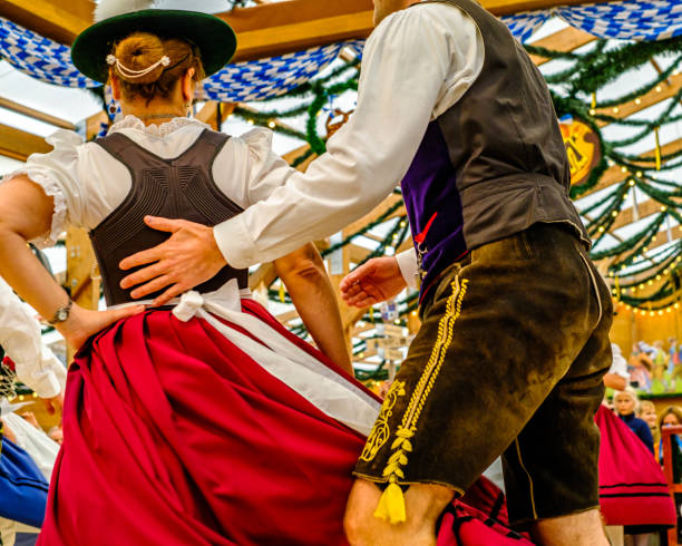 ballerini tradizionali bavaresi in un beertent - german culture oktoberfest dancing lederhosen foto e immagini stock