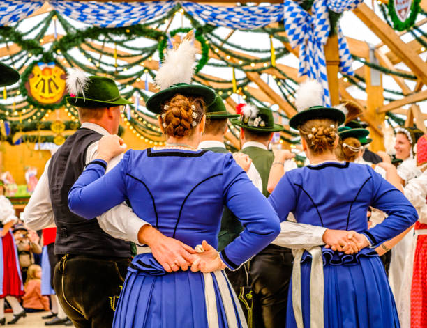 bayerische trachtentänzer im bierzelt - german culture oktoberfest dancing lederhosen stock-fotos und bilder
