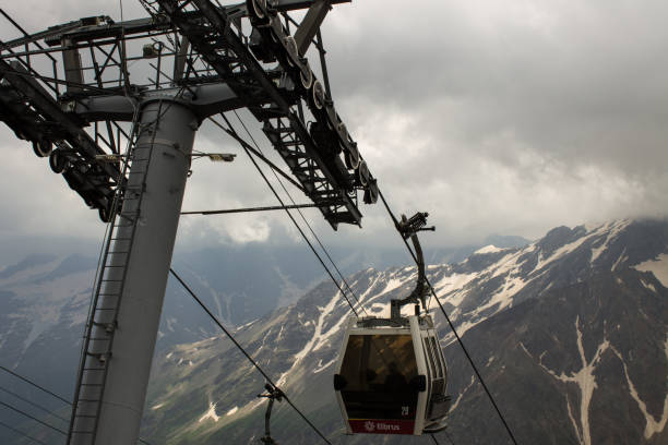 teleféricos que suben y bajan en el elbrus - overhead cable car summer ski lift scenics fotografías e imágenes de stock