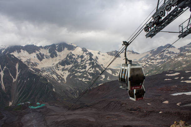 teleféricos que suben y bajan en el elbrus - overhead cable car summer ski lift scenics fotografías e imágenes de stock