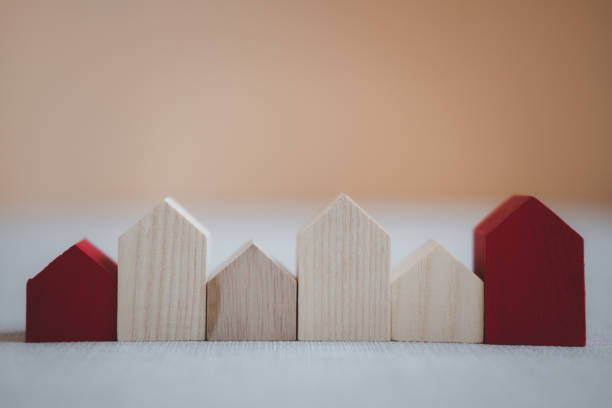 une rangée de modèle de maison en bois et maison rouge. concept immobilier résidentiel - real estate safety architecture box photos et images de collection