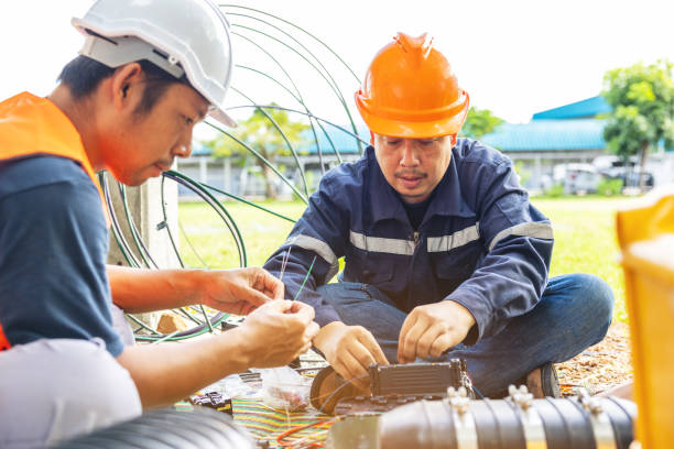 Fusion of Fiber Optics Cable Internet signal splicing and wire connection using equipment, optical line welding machine Optic fiber soldering ISP engineer Fusion of Fiber Optics Cable Internet signal splicing and wire connection using equipment, optical line welding machine Optic fiber soldering ISP engineer broadband isp stock pictures, royalty-free photos & images