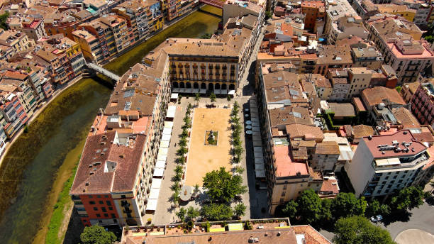 letecký pohled na panorama města girona a plaça de la independència v historickém starém městě. katalánsko, španělsko - girona - stock snímky, obrázky a fotky