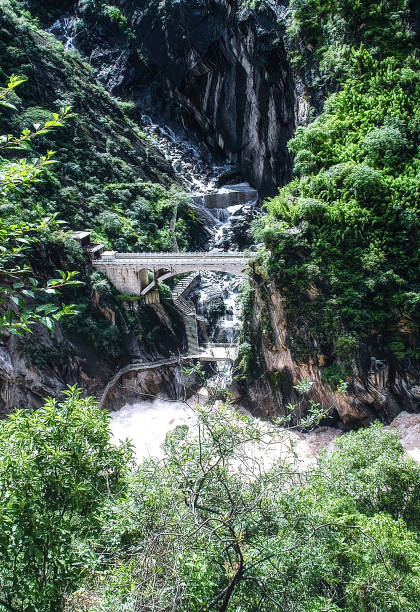 garganta del salto del tigre, lijiang ciudad, provincia de yunnan, china. - jumping ravine tiger sky fotografías e imágenes de stock