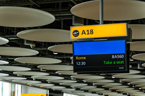 로마행 항공편을 위한 공항 항공편/게이트 안내판 - airport arrival departure board airport check in counter airplane 뉴스 사진 이미지