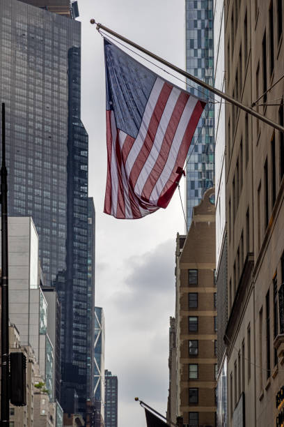 bandiera americana tra grattacieli - new york state new york city vanishing point national landmark foto e immagini stock