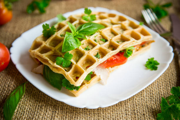 бутерброд с двумя яичными омлетами с беконом и помидорами внутри - tomato stuffed two objects plate стоковые фото и изображения