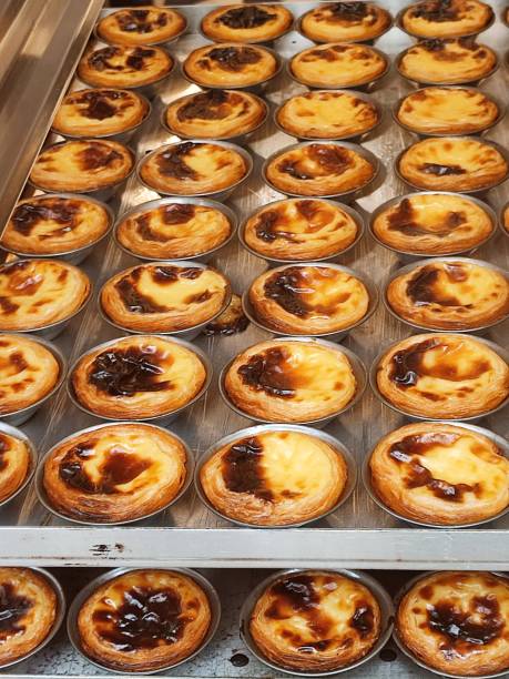 전통적인 포르투게스 달콤한 디저트 pasteis de Nata 커스터드 파이 at glasgow england uk 스톡 사진