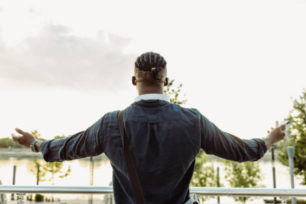 hombre afroamericano mirando la vista y disfrutando - reflection dreadlocks men businessman fotografías e imágenes de stock