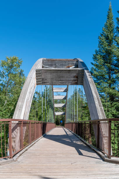 мост в каньоне уимет, онтарио - thunder bay canada ontario provincial park стоковые фото и изображения