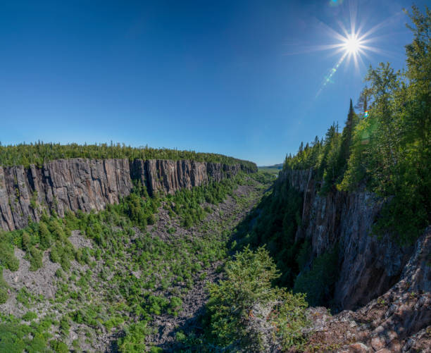 ouimet canyon al sole, ontario - thunder bay canada ontario provincial park foto e immagini stock