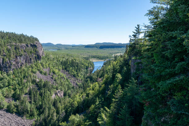 каньон уиме на солнце, онтарио 2 - thunder bay canada ontario provincial park стоковые фото и изображения