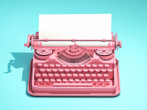 Máquina de escribir rosa vintage sobre fondo azul con espacio para texto. photo