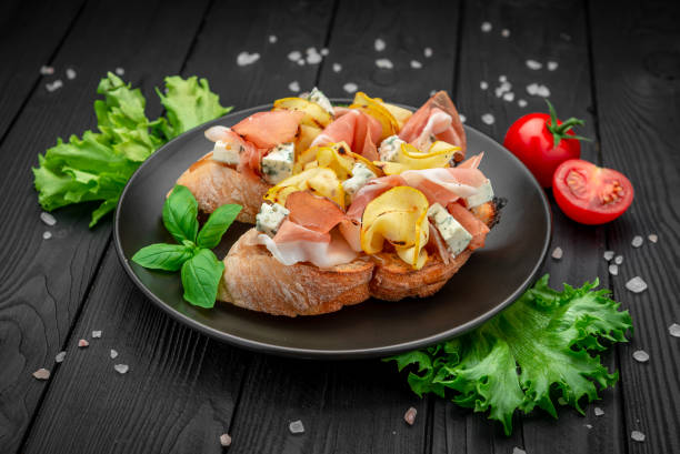 bruschetta with prosciutto, pear and gorgonzola - restaurant pasta italian culture dinner imagens e fotografias de stock