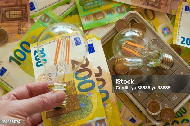 Biaya Listrik Di Eropabola Lampu Listrik Di Tangan Pada Latar Belakang