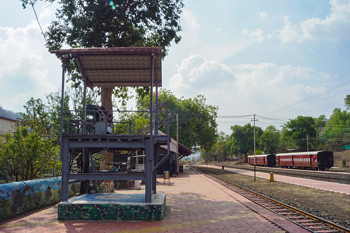 Torre de control de vías férreas, torre de control de palanca en la plataforma de la estación de tren del pueblo de montaña Kalakund cerca de Mhow, Indore, Madhya Pradesh en un soleado día de verano. Pueblo indio. photo
